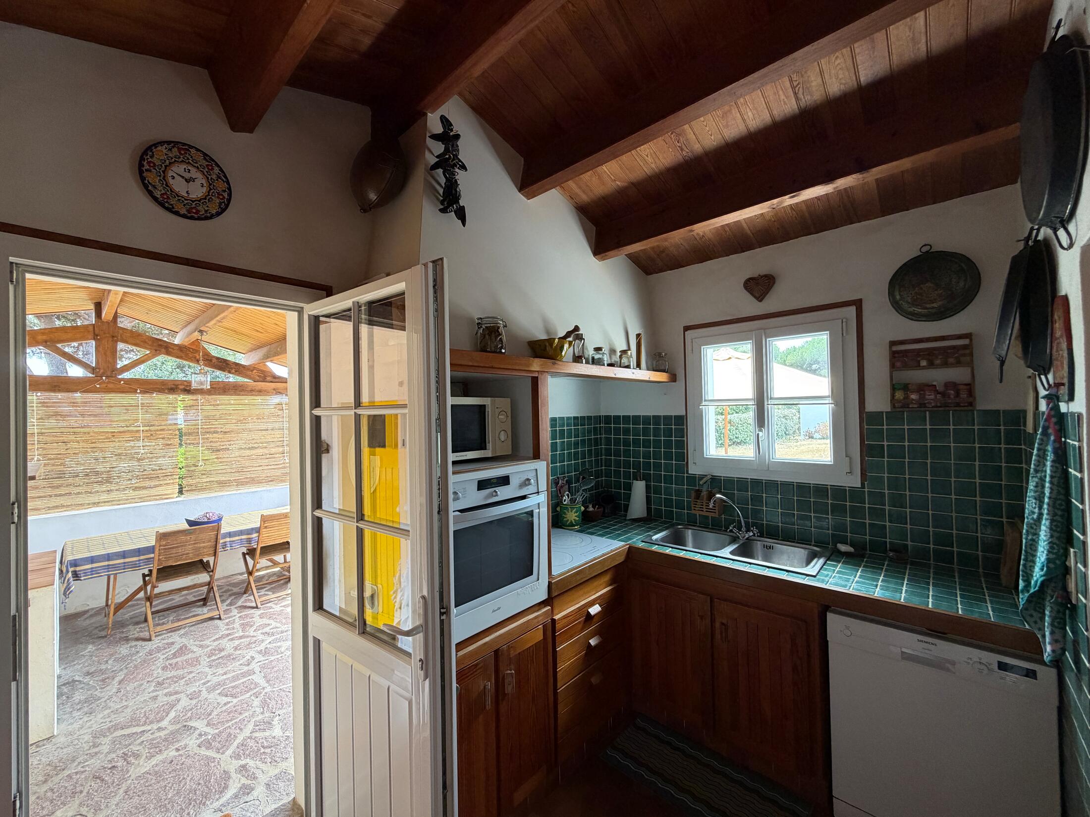 Küche mit Tür zur Patio