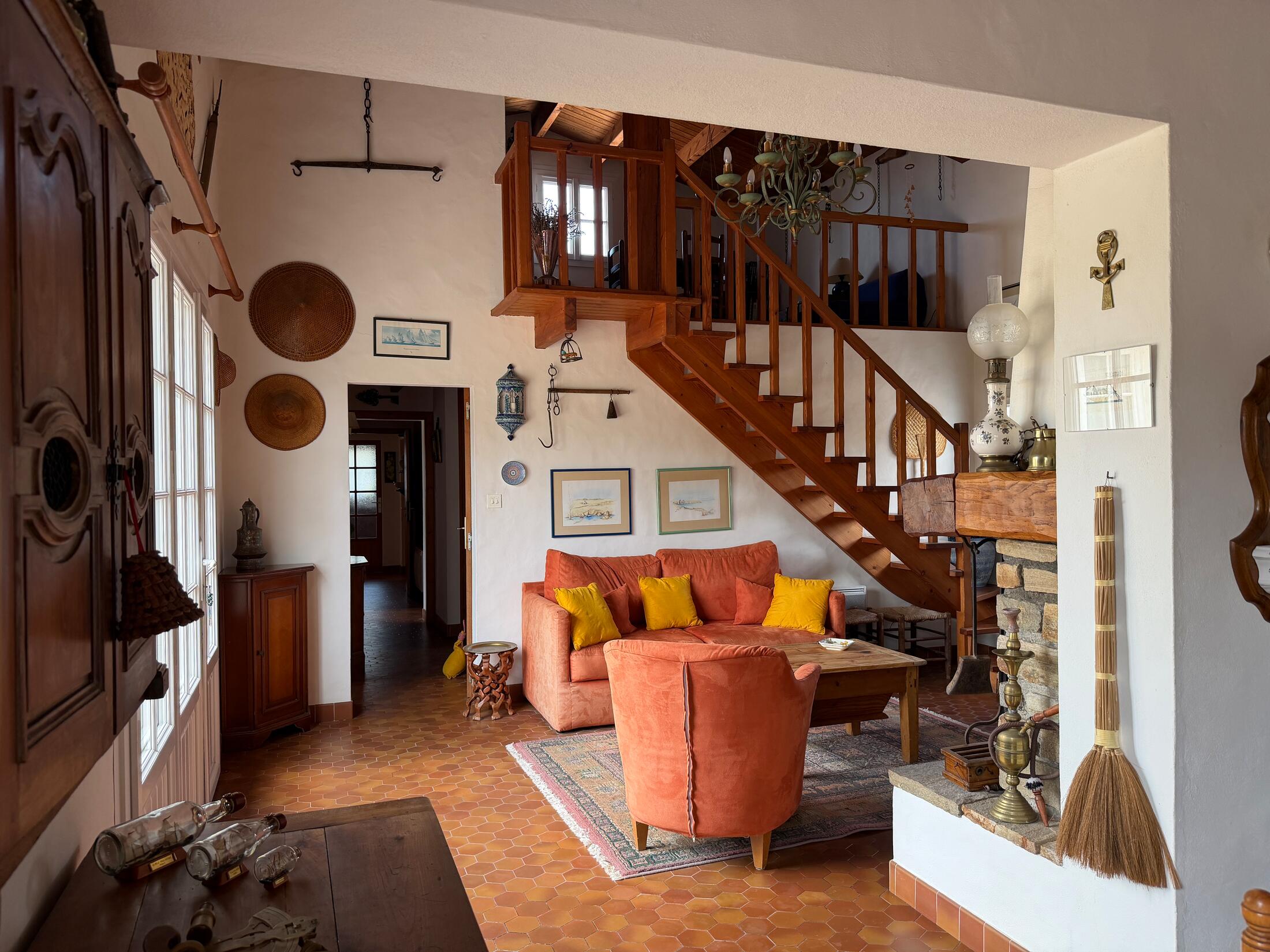 Wohnzimmer mit Treppe zur Mezzanine